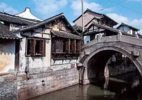 俞敏洪发布新东方年会吐槽视频:老俞年纪六十几 天天直播对不起